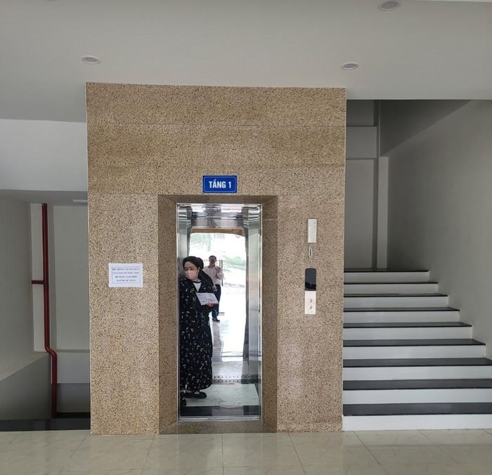 Một người dân tới giao dịch, muốn đi thang máy, nhưng không có thẻ từ nên phải quay ra đi thang bộ.