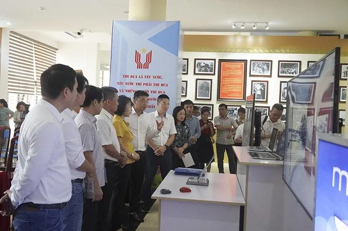 Các đại biểu trải nghiệm bảo tàng số. Ảnh nguồn Báo Quảng Bình