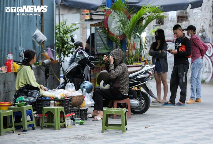 Theo cơ quan dự báo khí tượng, hôm nay 10/10 Hà Nội nhiều mây, không mưa, trưa chiều giảm mây trời nắng, đêm trời lạnh. Nhiệt độ thấp nhất trong ngày chỉ 21 độ C.
