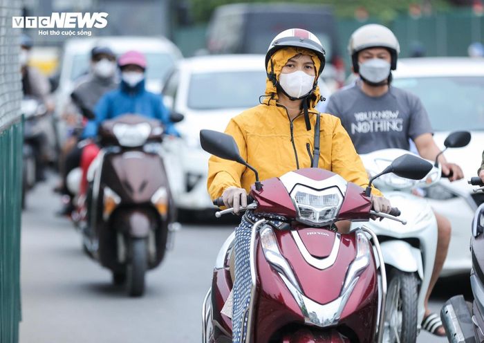 Nhiều người xuống đường với những bộ trang phục mùa đông khác hẳn với những ngày trước. Chị Nguyễn Thị Hạnh (Âu Cơ, Hà Nội) cho biết, thời tiết thay đổi thất thường, rất khó đoán nên trong cốp xe của chị luôn mang theo một chiếc áo mưa và áo gió. “Mới hôm qua trời đang nắng to, ở nhà tôi còn bật điều hòa. Hôm nay, thời tiết lạnh ngay, đi vào đường thông thoáng, hút gió sẽ cảm nhận cái lạnh nhiều hơn”, chị Hạnh nói.