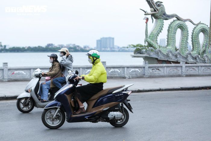Đi ngoài trời, người dân sẽ thấy rõ từng đợt gió lạnh thổi mạnh. 