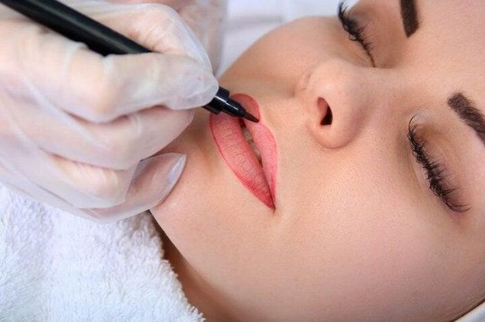 Sau khi phun xăm môi chúng ta nên kiêng nước trong một khoảng thời gian.