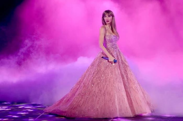 Taylor Swift trên sân khấu của tour diễn