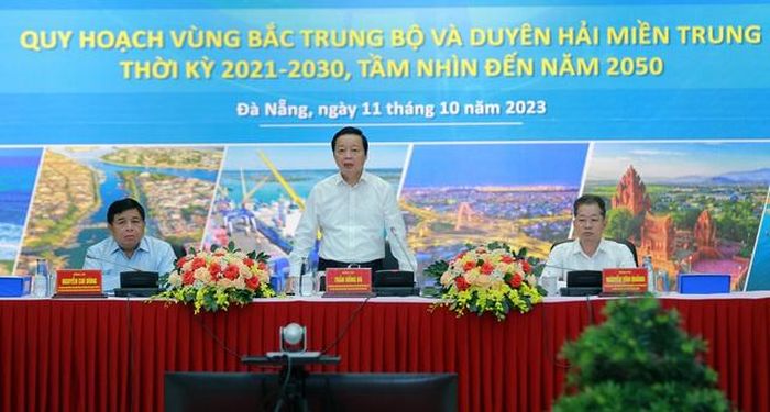 Phó Thủ tướng Trần Hồng Hà lưu ý yêu cầu "mở, linh hoạt, đi cùng" của quy hoạch vùng với các quy hoạch khác mở ra những hướng không gian sáng tạo, phát triển mới - Ảnh: VGP/Minh Khôi