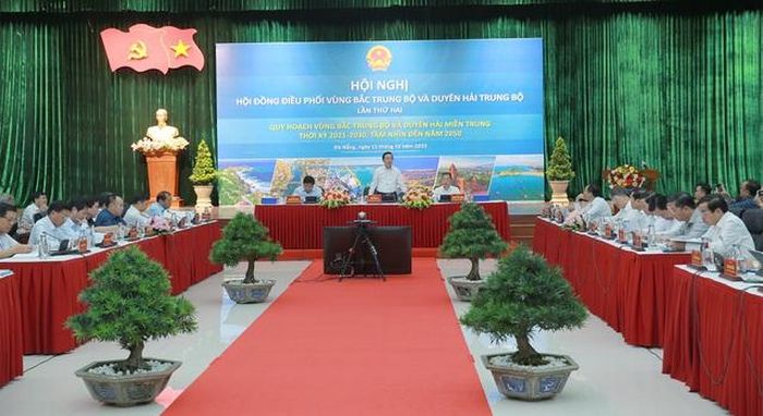 Phiên họp có sự tham dự của lãnh đạo Bộ KH&amp;ĐT, 14 tỉnh Bắc Trung Bộ, Duyên hải miền Trung và nhiều bộ, ngành Trung ương, các chuyên gia, nhà khoa học - Ảnh: VGP/Minh Khôi