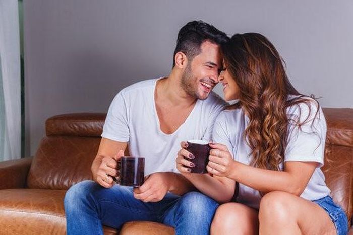 Để tránh tình huống này gây chia rẽ giữa hai người, các cặp đôi nên sắp xếp những khoảng thời gian nhỏ mà hai người đều không thể sử dụng điện thoại. (Ảnh: ITN).