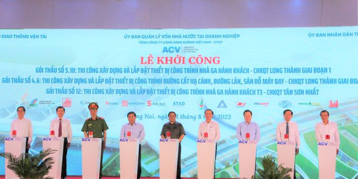 Thủ tướng Phạm Minh Chính và lãnh đạo các bộ ngành, địa phương bấm nút khởi công dự án nhà ga hành khách sân bay Long Thành ngày 31/8 vừa qua (Ảnh: Mạnh Thắng).