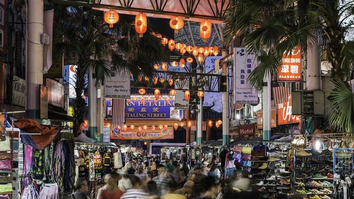 Một khu chợ đông đúc ở Malaysia. Ảnh: Getty Images