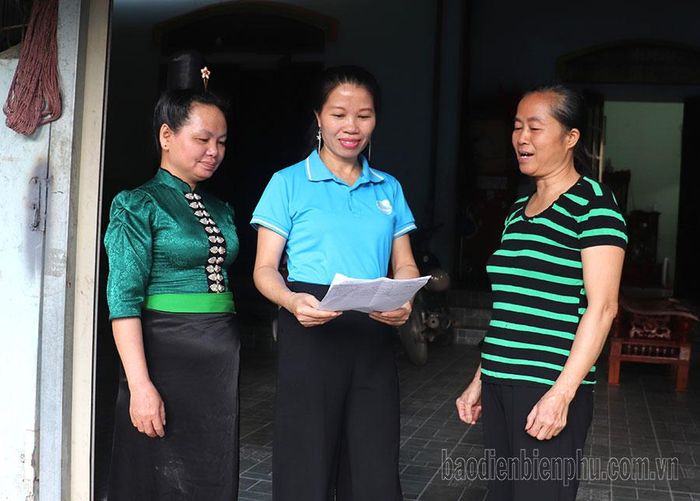 Chị Nhung (ở giữa) thường xuyên xuống cơ sở vận động hội viên tham gia các phong trào thi đua, cuộc vận động do Hội LHPN TP. Ðiện Biên Phủ phát động.