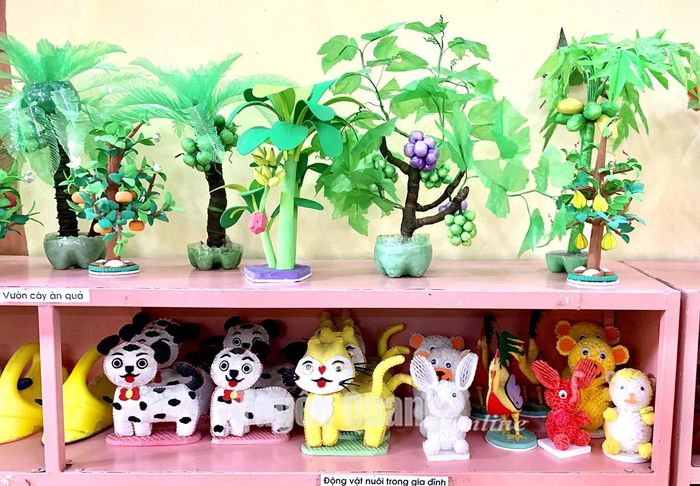 Nhiều vật liệu tái chế được giáo viên sáng tạo ra những con vật, cây cối... đẹp mắt, thân thiện phục vụ công tác dạy học.