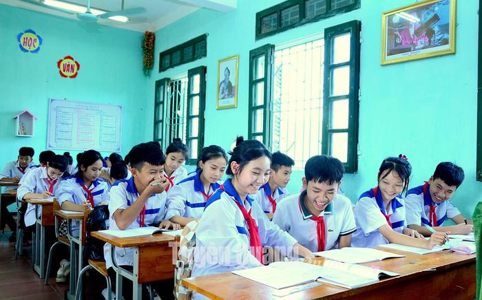 Không khí vui vẻ trong giờ ôn tập của các em học sinh lớp 9. 
