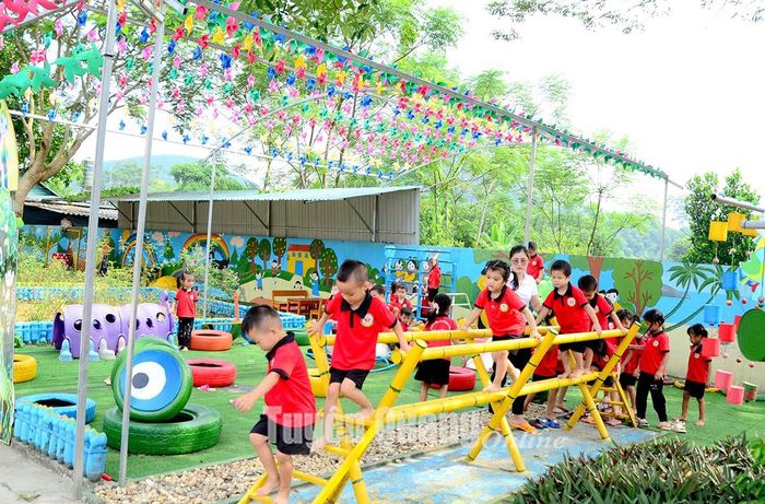 Nhiều trường học trên địa bàn huyện Hàm Yên đã có cách làm sáng tạo trong xây dựng khu vườn cổ tích, khu chơi ngoài trời, thư viện thân thiện… 