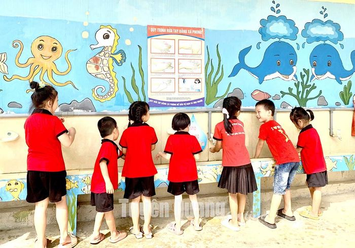 Trường học xanh, sạch, đẹp và an toàn được đánh giá với 4 tiêu chuẩn (xanh, sạch, đẹp, an toàn) với nhiều tiêu chí cụ thể, trong đó có nhà vệ sinh sạch sẽ, có khu rửa tay. Trường Mầm non Thành Long (Hàm Yên) có khu rửa tay được trang trí đẹp mắt, thân thiện với trẻ em.