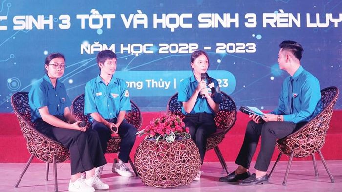  Các “Học sinh 3 tốt” tọa đàm chia sẻ tại chương trình Tuyên dương “Học sinh 3 tốt” và “Học sinh 3 rèn luyện” cấp tỉnh