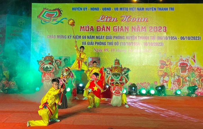 Múa sư tử tại đêm liên hoan 10-10.