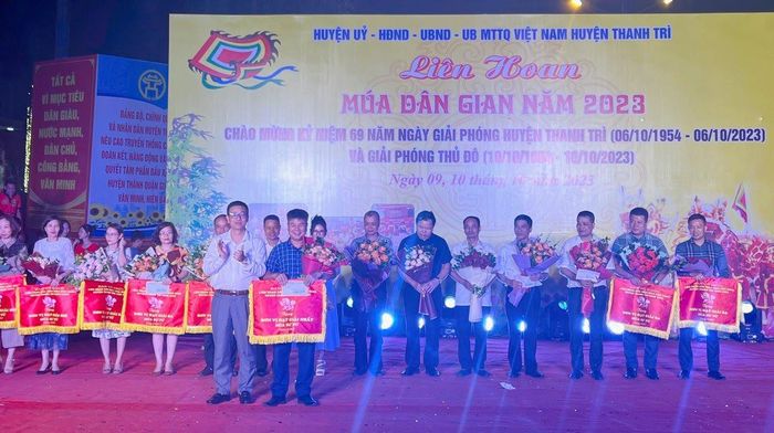 Lãnh đạo huyện Thanh Trì trao giải cho các tiết mục dự thi.
