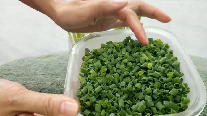 Hành lá khi để khô ráo trữ ngăn đá sẽ không bị vón cục, vẫn giữ được màu xanh