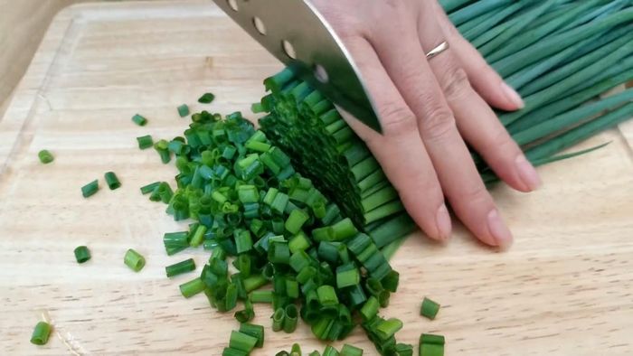 Cắt riêng phần lá rửa sạch, cắt theo kích cỡ cần dùng, để khô ráo bỏ ngăn đá
