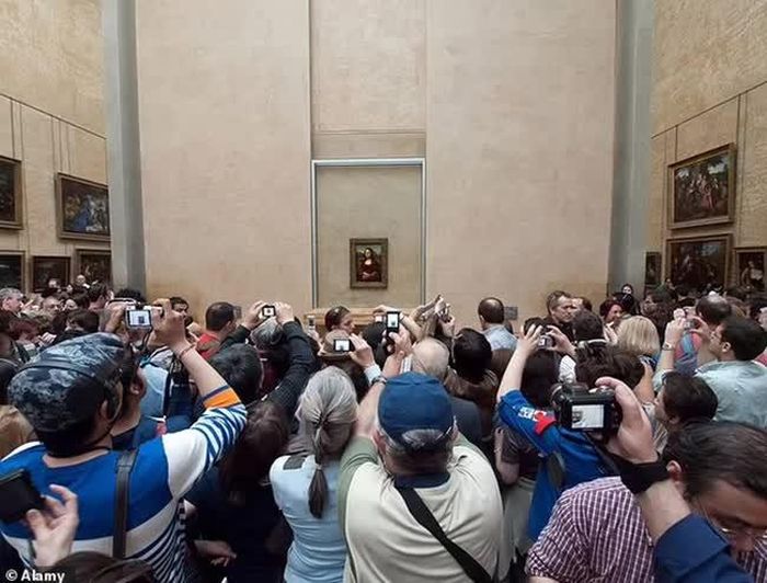 Tính trung bình có khoảng 30.000 người mỗi ngày đến thăm "Mona Lisa" tại Bảo tàng Louvre ở Paris