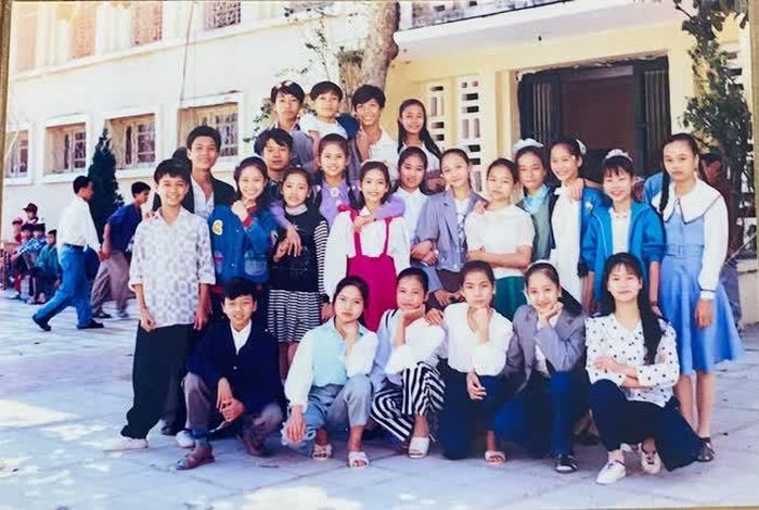 Dễ dàng nhận thấy khuôn mặt của Khánh Thi (hàng dưới, bên phải, thứ hai từ ngoài vào) không có sự thay đổi quá nhiều so với thời điểm hiện tại
