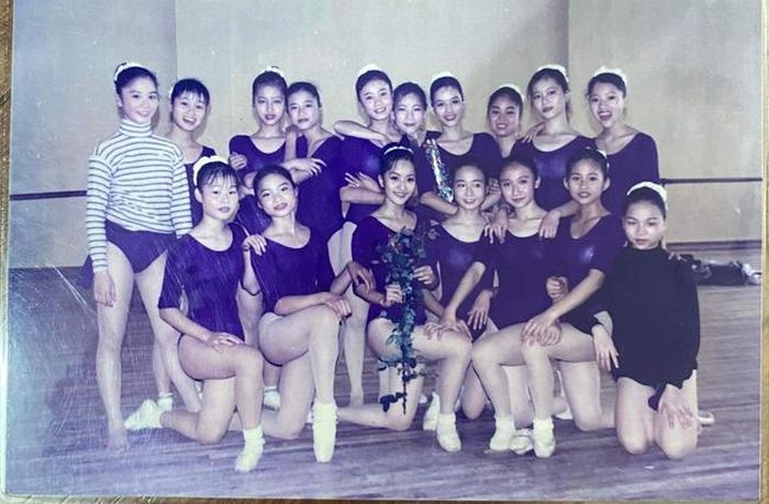 Khánh Thi (ở giữa) cùng các bạn trong buổi học múa ba - lê