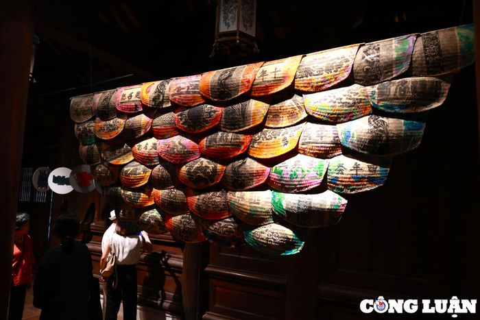  Tác phẩm "Chiếc quạt của bà" của họa sĩ Lê Thị Thanh. 