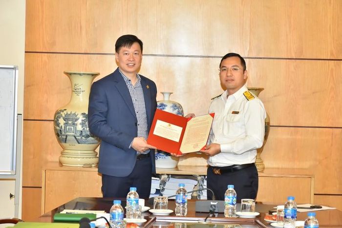 Nhân ngày doanh nhân Việt Nam 13/10, Cục Thuế DN lớn đã chuyển thư chúc mừng của Tổng cục Thuế cho HNX và cam kết tiếp tục đồng hành cùng sự phát triển của các DN trong thời gian tới.