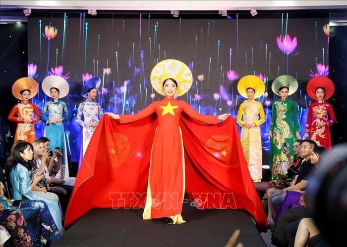 Bộ sưu tập áo dài "Việt Nam gấm hoa" của Nhà thiết kế Nguyễn Lan Vy.