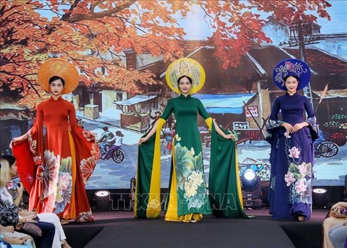 Bộ sưu tập áo dài "Việt Nam gấm hoa" của Nhà thiết kế Nguyễn Lan Vy.