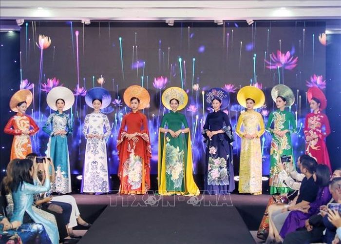 Bộ sưu tập áo dài "Việt Nam gấm hoa" của Nhà thiết kế Nguyễn Lan Vy.