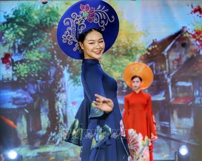 Bộ sưu tập áo dài "Việt Nam gấm hoa" của Nhà thiết kế Nguyễn Lan Vy.