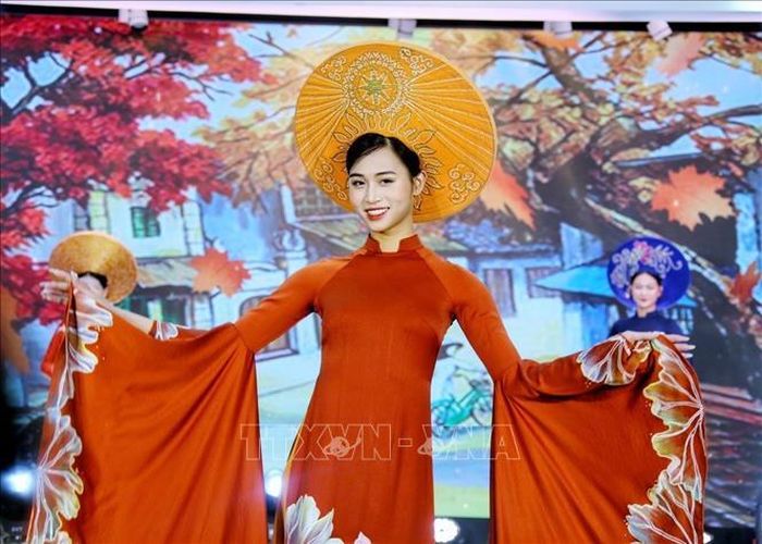 Bộ sưu tập áo dài "Việt Nam gấm hoa" của Nhà thiết kế Nguyễn Lan Vy.