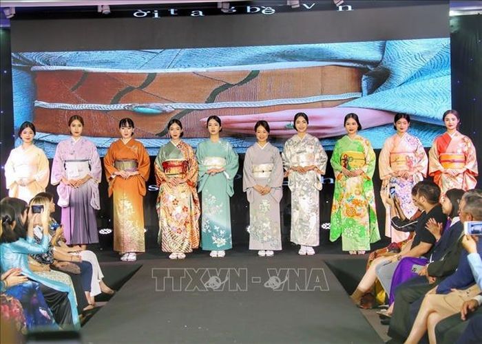 Bộ sưu tập "Bốn mùa Nhật Bản" của chuyên gia kimono Junko Kakizaki.