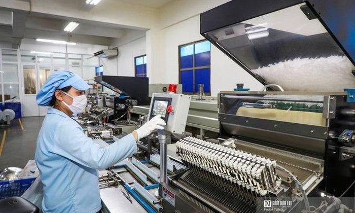 Theo TS. Nguyễn Quốc Việt, để doanh nghiệp tăng tốc, vượt qua khó khăn trong các tháng cuối năm, trước mắt, cần khôi phục lại niềm tin của doanh nghiệp, kể cả doanh nghiệp có vốn đầu tư nước ngoài lẫn là doanh nghiệp trong nước. 