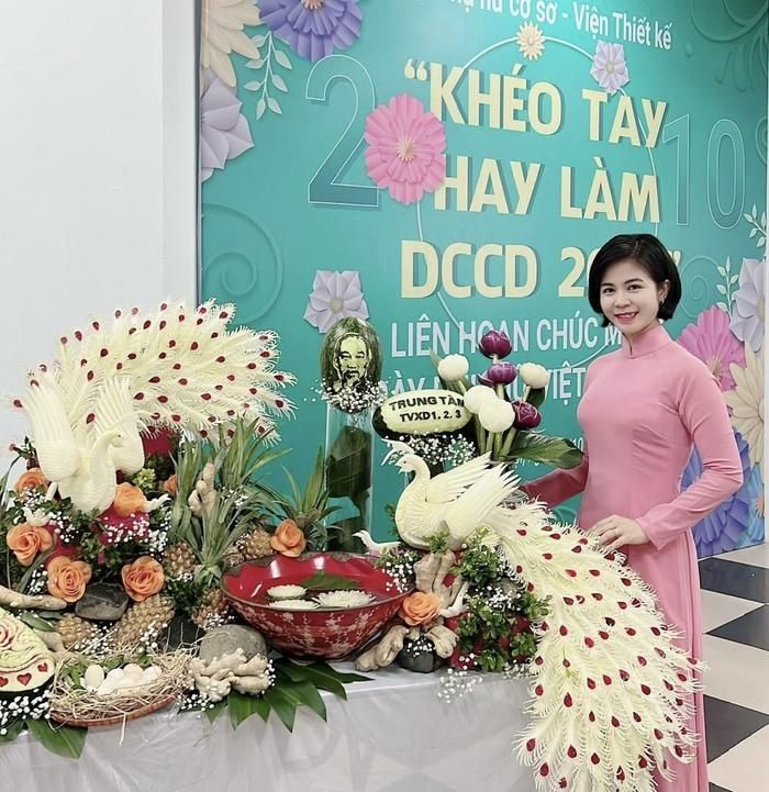 Trung tá Bùi Thị Kim Dung thể hiện khéo tay trong cuộc thi cắt tỉa rau củ quả ở đơn vị
