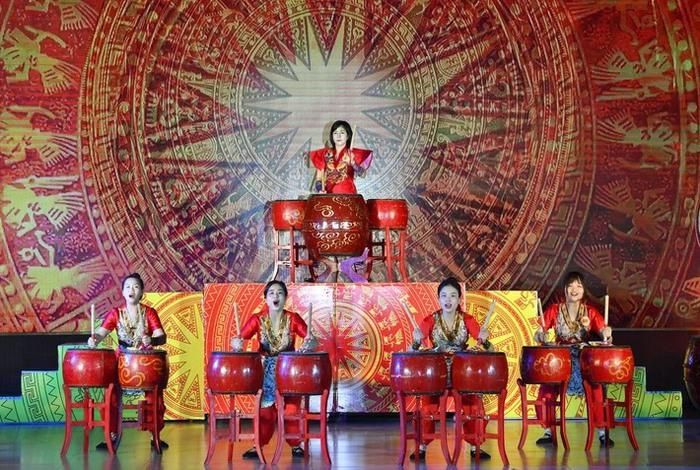 Để biểu diễn tiết mục đánh trống tổ hợp trống hội – thư họa "Hào khí trời Nam" gây ấn tượng mạnh với Ban giám khảo và khán giả, Trung tá Bùi Thị Kim Dung và các đồng đội đã có lần bị bật máu tay và chai sần bàn tay trong suốt quá trình luyện tập