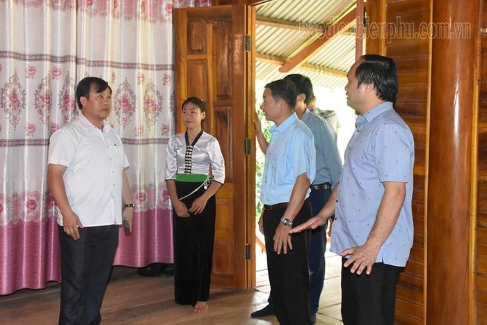Phó Chủ tịch UBND tỉnh Vừ A Bằng tham quan mô hình bản du lịch cộng đồng Nà Sự.