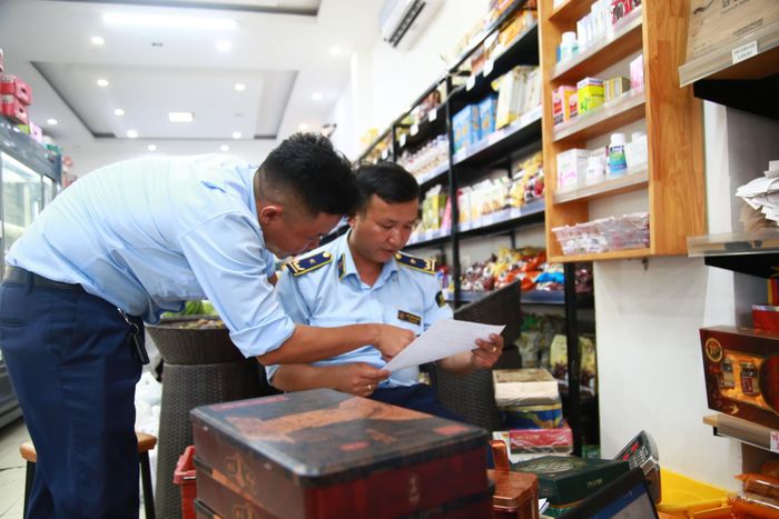 Cục Quản lý thị trường thành phố Đà Nẵng kiểm tra đột xuất và tạm giữ bánh các loại do nước ngoài sản xuất, không có hóa đơn, chứng từ