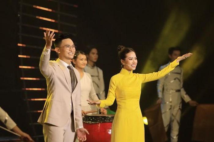 MC Quang Huy 'người đội trưởng cố vấn' và giúp sức cho Thu Hà đăng quang Én Bạc 2023