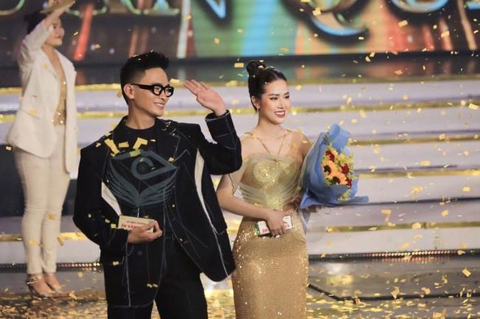 Thu Hà hạnh phúc trong thời khắc nhận giải Én Bạc