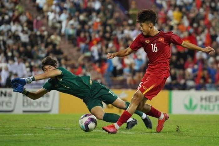 Tiền đạo sinh năm 2006 nổi bật với khả năng xử lý thông minh