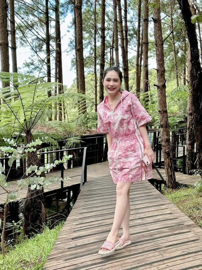 Mọi người không ngớt lời khen Đoàn Di Băng đã nhiều tiền lại đẹp. Không ít người đã vào xin bà mẹ 3 con bí quyết. Ảnh: FBNV