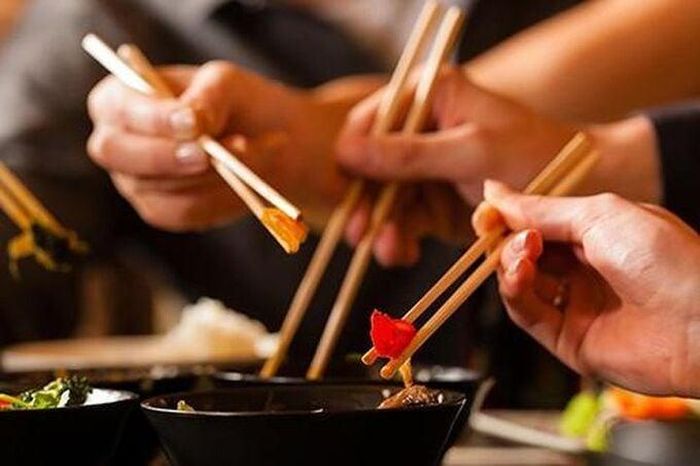 Đũa nên được thay mới khoảng 3 – 6 tháng/lần (Ảnh minh họa)