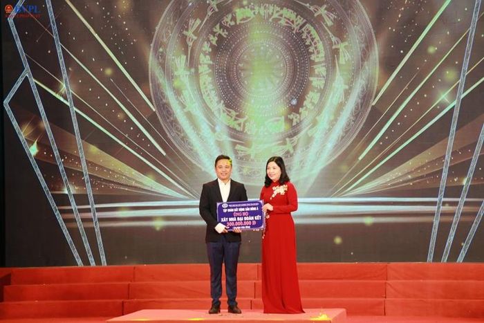  Nhân dịp này, các DN thuộc Hiệp hội DN tỉnh đã trao số tiền 2,3 tỉ đồng ủng hộ xây dựng nhà đại đoàn kết cho các gia đình có hoàn cảnh khó khăn