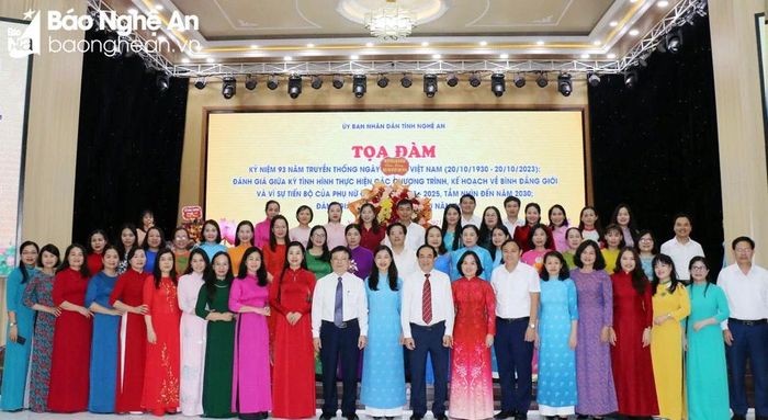  Các đại biểu tham dự hội nghị chụp ảnh lưu niệm. Ảnh: Mỹ Hà 