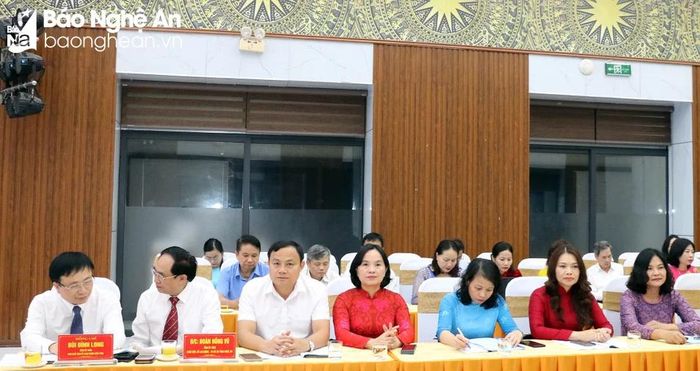  Tại buổi tọa đàm, các đại biểu tham dự đã đánh giá những kết quả đạt được, cũng như những tồn tại, khó khăn trong triển khai thực hiện các kế hoạch, chương trình, đề án về bình đẳng giới, phòng ngừa, ứng phó với bạo lực trên cơ sở giới, vì sự tiến bộ phụ nữ giai đoạn 2021 – 2025. Ảnh: Mỹ Hà 