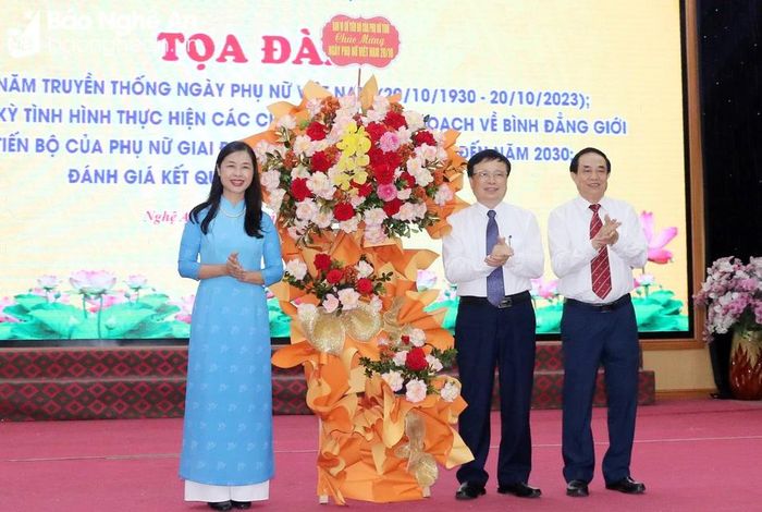  Ban vì sự tiến bộ phụ nữ tỉnh tặng lẵng hoa chúc mừng nhân ngày Phụ nữ Việt Nam. Ảnh: Mỹ Hà 