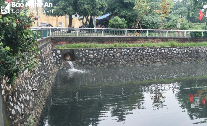 UBND thành phố Vinh đã chỉ đạo đơn vị liên quan vận hành các phai cống ở hào thành đúng với thiết kế. Ảnh: Thanh Phúc