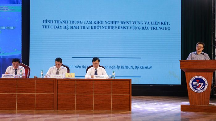  Chủ trì hội thảo có các đồng chí: Thân Ngọc Hoàng - Phó Vụ trưởng Vụ phát triển KH&amp;CN địa phương; Nguyễn Hữu Xuyên - Viện Chiến lược và Chính sách KH&amp;CN; Nguyễn Quý Linh - Giám đốc Sở KH&amp;CN Nghệ An. Ảnh: Thanh Phúc 