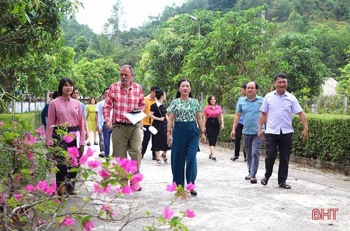 Đoàn công tác Ngân hàng phát triển Châu Á (ADB) khảo sát tại thôn Hoa Thị, xã Thọ Điền, huyện Vũ Quang.